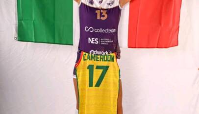 *Photographie :* Victoire Nama posant avec son maillot de l'EC Orléans Volley et son maillot de l'équipe nationale du Cameroun. (Crédit : EC Orléans Volley)