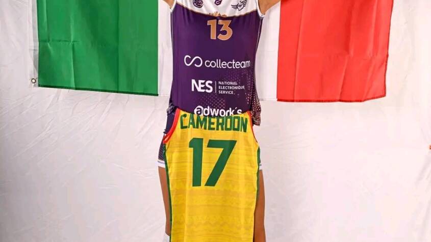 *Photographie :* Victoire Nama posant avec son maillot de l'EC Orléans Volley et son maillot de l'équipe nationale du Cameroun. (Crédit : EC Orléans Volley)